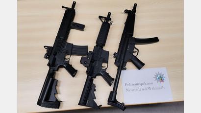 Bild: Polizeiinspektion Neustadt
Diese Sturmgewehre hat die Polizei Neustadt sichergestellt.