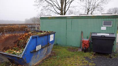 Bild: bkr
Nicht alles, was in den Grüngutcontainer des Friedhofes geworfen wird, ist wertvoller Biomüll. Die Hüllen von Grablichtern, Kunststoff und andere Materialien verunreinigen ihn. Sie führen zu einer teuren Entsorgung. Die Kosten dafür schlagen sich in steigenden Grabgebühren nieder.