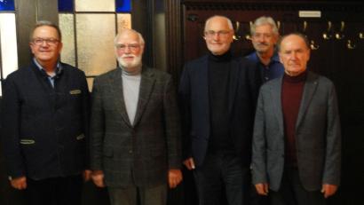 Bild: Heinz Bauer/exb 
Der neue Vorstand der Amberger Briefmarkenfreunde (von links): Bürgermeister Martin Preuß, Vorsitzender Hans Dietmayr, Schatzmeister Klaus Tschierschke, Schriftführer Michael Müller und stellvertretender Vorsitzender Klaus Schmien.