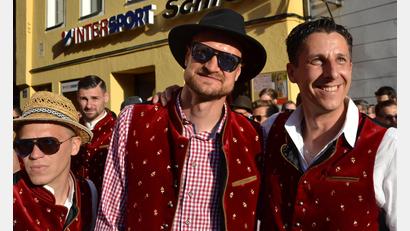 Archivbild: Fabian Leeb
Ein seltener Schnappschuss: Christian Keller (rechts) erschien 2017 zur Aufstiegsfeier des SSV Jahn Regensburg in die 2. Bundesliga in Tracht auf dem Haidplatz. Neben ihm die Jahn-Aufstiegshelden Markus Palionis (Mitte) und Alexander Nandzik.
