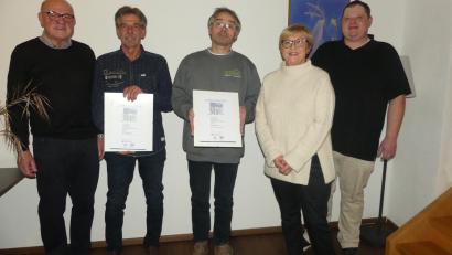 Bild: rn
Reinhard Gebhardt (links), Ehefrau Gaby und Sohn Thomas (rechts) danken (von links) Wolfgang Beer und Johannes Roth für 30 Jahre Betriebszugehörigkeit.