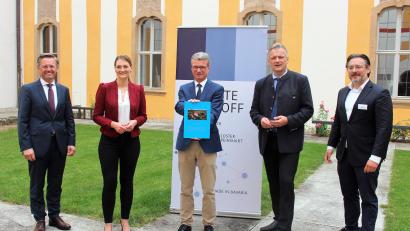 Bild: stg
Da ist das Ding: Landtagsabgeordneter Tobias Reiß (von links), Digitalministerin Judith Gerlach, Wissenschaftsminister Bernd Sibler, Wirtschafts-Staatssekretär Roland Weigert und der Professor Sami Haddadin präsentieren die Projektstudie mit dem Titel „Internationales KI-Wissenschafts- und Begegnungszentrum“.