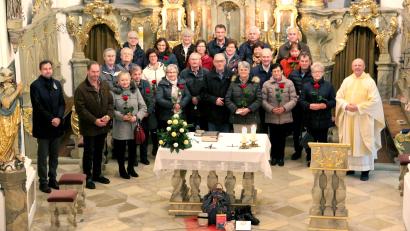 Bild: Josef Böhm
Die Ehejubilare der Pfarreiengemeinschaft Teunz- Niedermurach-Pertolzhofen feierten zusammen mit Pfarrer Herbert Rösl (rechts) und Pastoralreferent Andreas Dandorfer (links) einen Dankgottesdienst.