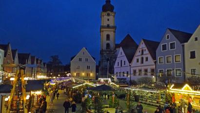 Archivbild: Dobmeier
Wie aus einer vergangenen Zeit wirkt diese Aufnahme vom Christkindlmarkt Weiden 2019. In diesem Jahr ist das Weihnachtstreiben am Marktplatz zum zweiten Mal coronabedingt abgesagt.