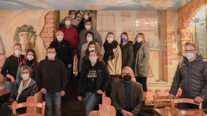 Bild: jzk
Positiv überrascht war Bürgermeister Roman Schäffler (rechts vorne sitzend) von der regen Diskussion der Vereinsvertreter in der Santana.