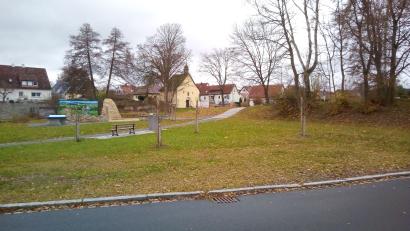 Bild: fpoz
Hier vor der neu gepflanzten Baumreihe könnten im Bereich Josefstadt eventuell Parkplätze geschaffen werden.