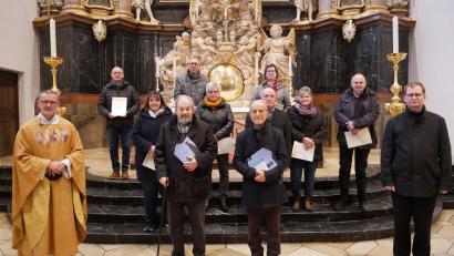 Bild: hmr
Im Auftrag von Bischof Rudolf Voderholzer bzw. der katholischen Pfarrei Waldsassen konnte Stadtpfarrer Thomas Vogl zusammen mit Kirchenmusikdirektor Andreas Sagstetter beim Pfarrgottesdienst am Sonntag langjährige Mitglieder des früheren Kirchen- und heutigen Basilikachores auszeichnen. In der vorderen Reihe von links Stadtpfarrer Vogl, Günther Juba, Herbert Weiß und Chorleiter Andreas Sagstetter, dahinter von links in zweiter Reihe Bianca Raithel, Beate Riolfi, Karl Seitz, Carmen Pilsak und Bernhard Panrucker sowie in der oberen Reihe von links Bernhard Müller, Bruno Hahn und Elfriede Dietrich.