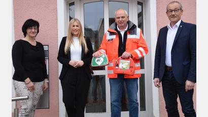 Bild: bö
Im Eingangsbereich der Sparkassen-Filiale in Rieden ist ein Defi installiert worden (von links): Verwaltungsangestellte Brigitte Huber, Filialleiterin Susanne Braun, Erwin Gräml vom Bayerischen Roten Kreuz und Bürgermeister Erwin Geitner.