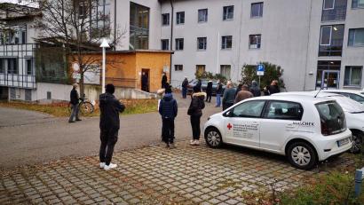 Bild: td
Vor dem Impfzentrum in Nabburg bilden sich regelmäßig Schlangen. Hier warten Menschen auf ihre Erst- oder Zweitimpfung.
