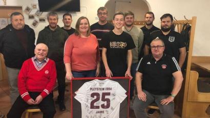 Bild: bey
Daniel Vater (rechts, sitzend) bleibt Vorsitzender des FCN-Fanclubs Pleystein 1994. FCN-Fanclub-Beauftragter Dieter Altmann (links) sitzend gratulierte den neuen Vorstandsmitgliedern zu ihrer Wahl.
