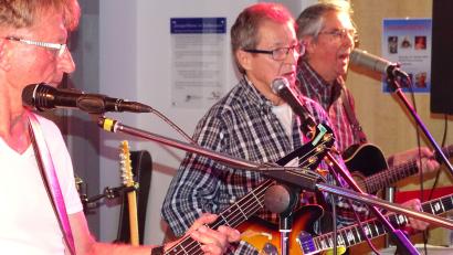 Bild: Houschka
Lehrer, Sportler und bei vielen Ambergern hoch geschätzter Rockmusiker: 
Wenn Bernd Stief (Zweiter von links) mit seiner Band Sound Society loslegte, waren die Säle voll. So wie 2018 im Amberger Stadtmuseum. Mit ihm auf der Bühe standen damals Raimund Prechtl (links) und Werner Schlenzig (rechts).