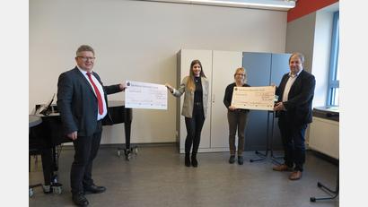Bild: jzk
Realschuldirektor German Helgert (links) und Beratungsrektorin Margit Friedl (Dritte von links) überreichten je einen Scheck über 4 000 Euro an Isabel Sommerer von der "Aktion Lichtblicke" (in Vertretung der Schirmherrin Claudia Grillmeier) und Holger Hassel vom SOS-Kinderdorf Immenreuth.