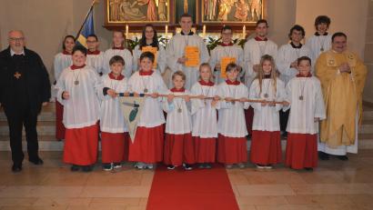 Bild: jr
Am Christkönigssonntag wurden acht neue Ministranten (erste Reihe) in die Schar der Ministranten der Pfarrei St. Jakob neu aufgenommen. Zur Begrüßung erhielten sie durch Kaplan Daniel Schmid (rechts) die Ministrantenplakette. Mit im Bild Stadtpfarrer Anton Witt (links), sowie ein der Teil der verabschiedeten Ministranten.