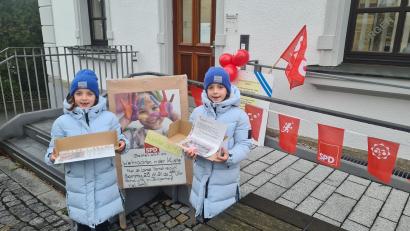 Bild: Elke Beßenreuther/exb
Die Weihnachtsaktion der SPD Parkstein kommt bei den Kindern erneut bestens an.