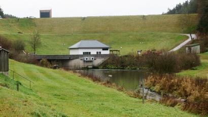 Bild: Hirsch
Am Staudamm der Talsperre des Eixendorfer Stausee wird nun mit den Bauarbeiten begonnen.