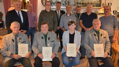 Bild: jr
Schon seit Jahrzehnten halten diese Mitglieder dem Schützenverein Großensees die Treue, dafür wurden sie jetzt ausgezeichnet. Im Bild sitzend (von links) Karl Gleißner, Konrad Grillmeier, Marika Haberkorn und Ludwig Ernstberger. Stehend (von links) Bürgermeister Johann Burger, Wolfgang Bauer, Stefan Ernstberger, Gauschützenmeister Manfred Zölch, Max Schmid, Vorsitzender Helmut Kipferl, Joachim Reinsch und Wolfgang Haberkorn.