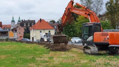 Bild: hmr
Mit der Revitalisierung der von der Porzellanindustrie als Deponie genannten Fläche an der Liststraße/Baumeister-Emil-Engel-Straße ist am Montag begonnen worden.