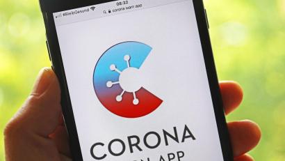 Archivbild: Oliver Berg/dpa
Die offizielle Corona-Warn-App ist auf einem Smartphone zu sehen.