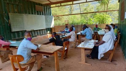 Bild: Therese Watripont/exb
Die Don-Bosco-Schule in Muhazi in Ruanda wird von der Aktion Solidarität unterstützt. Auf Initiative von Pater Danko soll die Ausbildung der jungen Leute verbessert werden.