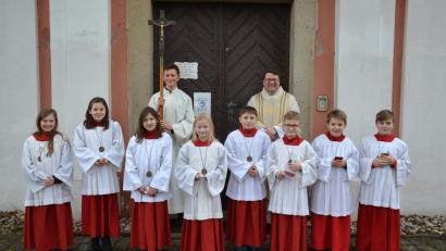 Bild: gi
Pfarrer Udo Klösel freute sich, dass er acht neue Ministrantinnen und Ministranten beim Gottesdienst zum Christkönigsfest aufnehmen konnte. Das Vortragskreuz trug Ministrant Franz Ulschmid.