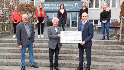 Bild: lg
Schulleiter Ludwig Pfeiffer (rechts) und Ulrich Wohlgemuth vom Förderverein Ortenburger (links) freuen sich mit den Schülerinnen im Hintergrund über die Spende von Michael Koller, Gesellschafter der MMM Group.