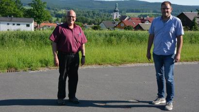 Archivbild: jr
Bürgermeister Klaus Meyer (links) und Geschäftsleiter Stefan Döllinger im Sommer 2021 vor dem rund 2,7 Hektar großen Baugebiet „Ottenspitz“. Jetzt wurde der Auftrag für die Baugrund-Untersuchung vergeben. Entstehen werden hier 21 Bauparzellen, mit denen der großen Nachfrage nach Bauland in der Bädergemeinde Rechnung getragen werden soll.