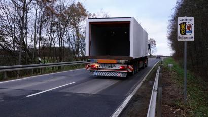 Bild: bkr
Bis zur Landkreis- und Bezirksgrenze wurde die Staatsstraße 2177 auf oberfränkischer Seite saniert und mit einer neuen Fahrbahndecke versehen.
Mit der ruhigen Fahrweise ist ab da Schluss. Schwerlastverkehr hat der Fahrbahn schon einiges abgefordert.