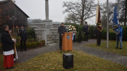 Bild: fz
Nicht nur Erinnerungen, sondern auch mahnende Worte an unsere Gesellschaft von Bürgermeister Markus Ziegler beim Volkstrauertag der Gemeinde Bechtsrieth.