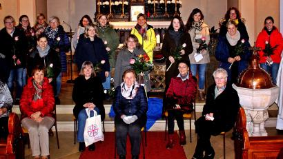 Bild: R. Kreuzer
Der Frauenbund Rothenstadt stellt sich neu auf: Vorsitzende ist nun Birgit Meckl (stehend, Mitte), zweite Vorsitzende ist Tanja Dotzler (rechts von Meckl), dritte Vorsitzende ist Daniela Scharnagl (links von Meckl). Vorne sitzen die Geehrten.
