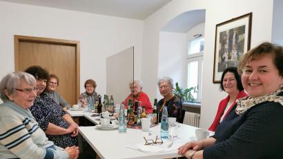 Bild: Cornelia Stahl/exb
Reges Interesse verzeichnet die Aktion „Erzähl-Café mit Olga“. Beim jüngsten Treffen standen die Advents- und Weihnachtsbräuche im Mittelpunkt.
