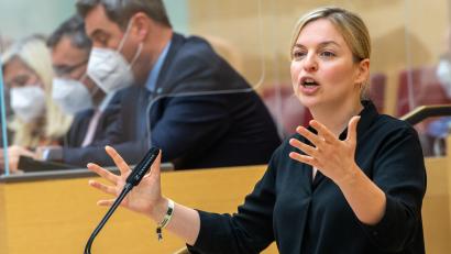 Bild:  Peter Kneffel/dpa 
Katharina Schulze, Fraktionsvorsitzende Bündnis 90/Die Grünen im bayerischen Landtag, warf Ministerpräsident Markus Söder (CSU, im Hintergrund) Dreistigkeit vor.