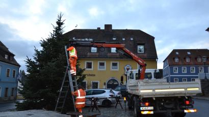Bild: gi
Karl Koller und Christian Scherer vom Bauhof des Marktes Moosbach haben einen schmucken Weihnachtsbaum am Marktplatz aufgestellt und verankert. Auch die Lichter sind schon angebracht. Heuer erstmals durch eine Hebebühne.