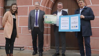 Bild: mfh
V .l.n.r.: Veronika Schmalz vom LAG-Management, Landrat und 1. Vorsitzender der LAG Regionalentwicklung Amberg-Sulzbach e.V. Richard Reisinger, Bürgermeister Michael Göth und Hans-Josef Pilz, der Leader-Koordinator der Oberpfalz.