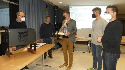Bild: rn
Von rechts: Korbinian Dunzer, Thomas Ott, Thomas Riedl und Bürgermeister Marcus Gradl gratulieren Karl Lorenz zum 70. Geburtstag und wünschen sich, dass er seine Erfahrungen noch lange im Stadtrat einbringt.