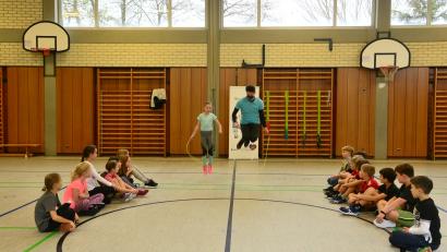 Bild: bey
Anton Habla von der Deutschen Herzstiftung übt in der Turnhalle der Grundschule Schirmitz mit den Kindern unterschiedliche Varianten des Seilspringens ein.