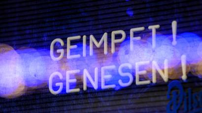 Bild: Robert Michael
"Geimpft Genesen!" steht in einem Schaukasten. Künftig gilt für 12-Jährige nach ihrem zwölften Geburtstag noch eine dreimonatige Kulanzfrist.