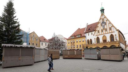 Bild: Wolfgang Steinbacher
Blick auf die Buden des Amberger Weihnachtsmarktes. Die Weihnachtsmärkte in Bayern wurden am Freitag Pandemie bedingt abgesagt.