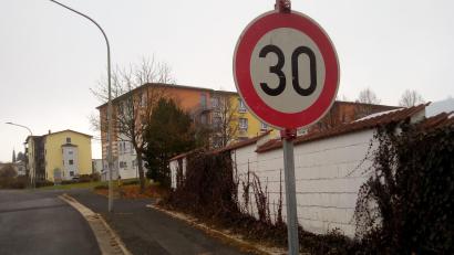 Bild: fpoz
Aktuell gilt Tempo 30 in der Ringstraße in Waldershof. Grund sind die Arbeiten zur Erneuerung der Wasserleitung im Markt.