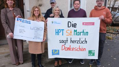 Bild: usc
Über 500 Euro für die Jugendhilfestation St. Martin freuen sich (von links) Frauke Böller von der Krankenkasse Knappschaft, SVA-Vorsitzende Eveline Süß, SVA-Schatzmeister Gerhard Raum, Bereichsleiterin Evi Gesierich vom Haus St. Elisabeth, Gisbert Frühauf von der Knappschaft und Sebastian Kopp, Gruppenleiter an der Jugendhilfestation, die sich mit einem großen Transparent für die Spende bedankte.