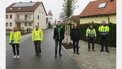 Bild: Verena Sägenschnitter/exb
Die Umgestaltung der Vitusstraße in Ursensollen ist abgenommen (von links): Lena Haberkorn und Rainer Rubenbauer von UTA Ingenieure aus Amberg, Sascha Rößler und Bürgermeister Albert Geitner von der Gemeinde Ursensollen, Reinhold Butz und Patrick Strachotta von der Firma Englhard.
