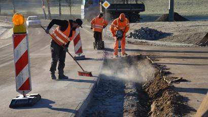 Bild: dob
Die zu tief geratene Wasserrinnen an der Abzweigung nach Oberbernrieth wurde abgeändert. Jetzt soll sie asphaltiert werden.