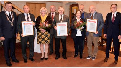 Bild: bö
Die Marktgemeinde Schmidmühlen verleiht die Bürgermedaille an drei verdiente Mitbürger (von links): Bürgermeister Peter Braun, Johann Luschmann, Heidemarie Luschmann, Zweiter Bürgermeister Martin Bauer, Albin Koller, Christine Popp, Manfred Lehner, Josef Popp und Dritter Bürgermeister Mathias Huger.