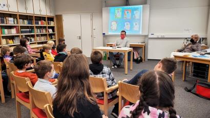 Bild: Andreas Fröhlich/exb 
Engagierte Eltern und Großeltern nahmen sich Zeit und lasen auf Einladung von Oberstudienrat Andreas Fröhlich im Rahmen des „Bundesweiten Vorlesetags“ in der Schulbibliothek aus spannenden Jugendbüchern vor.