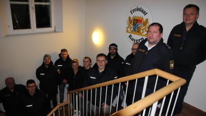 Bild: kro
Aus zehn Personen besteht die Sicherheitswacht in Waldsassen, im Bild mit Erstem Polizeihauptkommissar Roland Heldwein (Zweiter von rechts), Polizeihauptkommissar Georg Ziegler (rechts) und Polizeihauptmeister Christian Lenz (links). Die Sicherheitswacht ist in Zweier-Teams in Waldsassen sowie in Mitterteich, Bad Neualbenreuth, Konnersreuth und Pechbrunn unterwegs, hieß es bei der Vorstellung in der Polizeiinspektion.