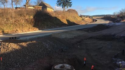 Bild: gri
Die Asphaltschicht ist auf der Staatsstraße östlich von Wutschdorf aufgebracht, aber die Zufahrten zu den Anliegern müssen noch fertiggestellt werden.