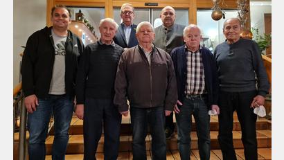 Bild: Karl-Heinz Grollmisch
Wertschätzung für ihre langjährige ehrenamtliche Tätigkeit erfuhren die Unparteiischen (vorne von links) Robert Ott, Alois Singer, Werner Vornlocher, Josef Meiler und Rudolf Neiswirth. Ambergs Bürgermeister Martin Preuß und Obmann Thomas Gebele (hinten von links) gratulierten zur Auszeichnung.
