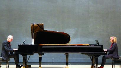 Bild: stg
Das Klavierduo Yaara Tal/Andreas Groethuysen begeistert bei den Weidener Meisterkonzerten das Publikum.