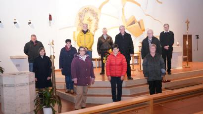 Bild: fvo
Die geehrten Kirchenchormitglieder mit Pfarrer Norbert Götz (rechts).