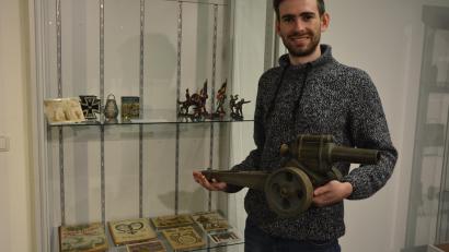 Bild: jr
Im Museum Mitterteich beginnt am Samstag die Ausstellung „Der Krieg begann im Kinderzimmer“. Der 28-jährige Tobias Damberger aus Ebnath (im Bild mit dem Spielzeug "Dicke Berta" vor einer Vitrine) zeigt seine Sammlung.