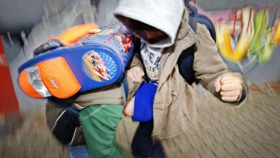 Bild: Oliver Berg/dpa
Die Fäuste fliegen an Grundschulen wieder öfter. Schuld daran ist auch die Pandemie. Während des Lockdowns hätten viele Kinder an sozialer Kompetenz eingebüßt, berichten Jugendsozialarbeiter.